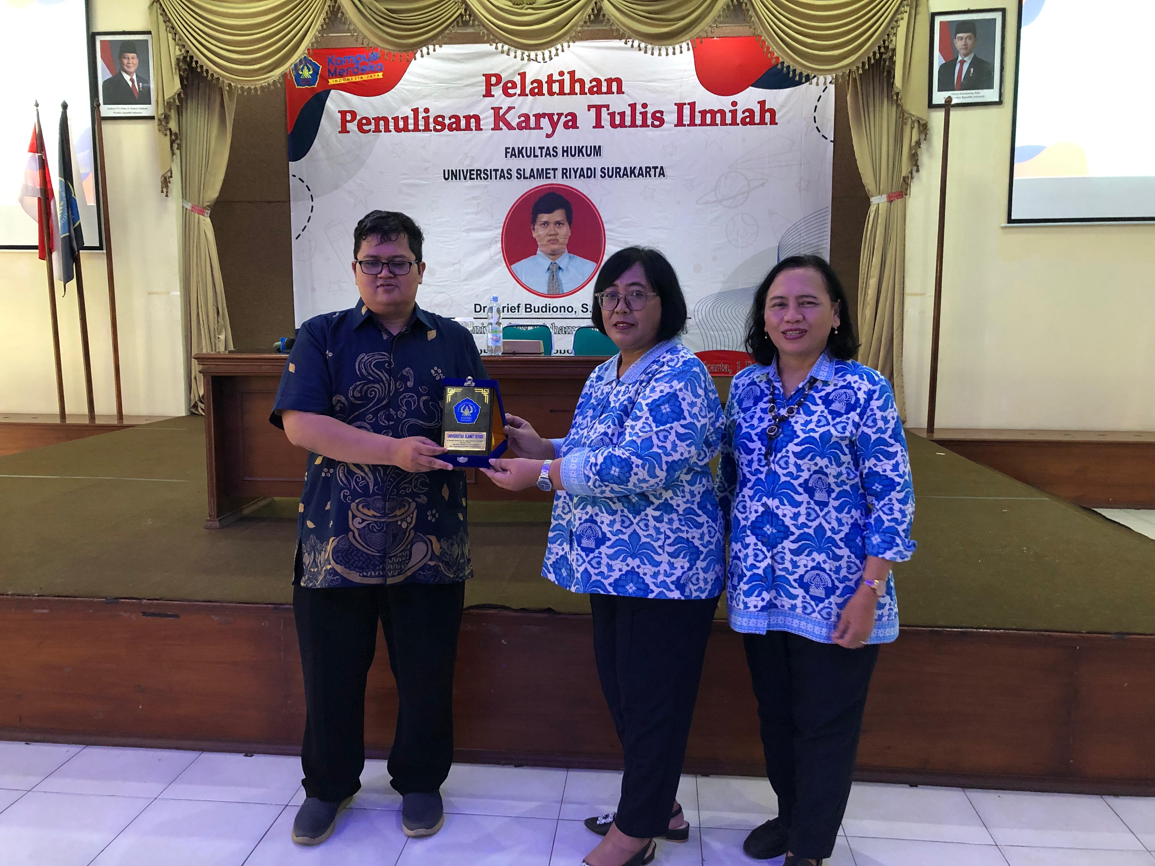 Pelatihan Penulisan Karya Tulis Ilmiah Fakultas Hukum Universitas Slamet Riyadi